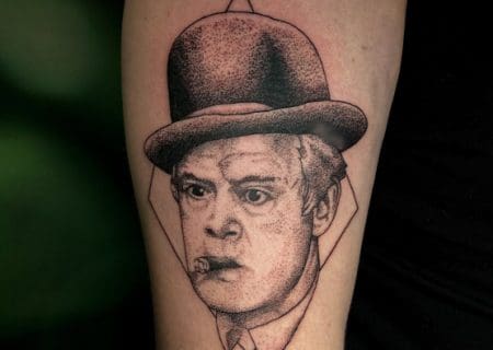 tätowierung von egon olsen von der olsenbande als dotwork-portrait.