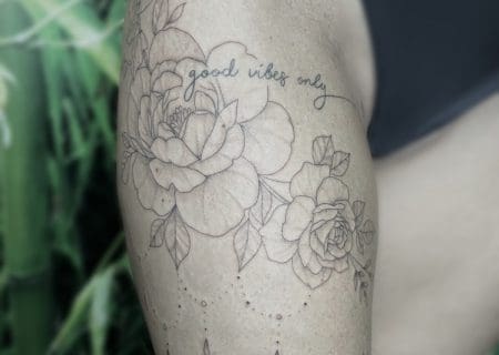 Filigranes Blumen-Design als Lineart-Tattoo