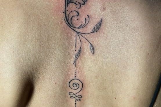 Sehr filigrane, Lineart Rücken-Tätowierung