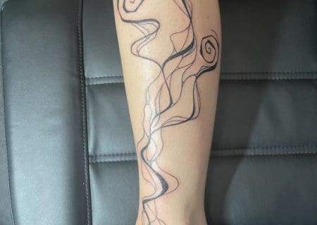 Abstrakt filigrane Fineline-Tätowierung von Tätowiererin Frieda