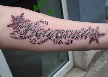 Lettering Tattoo "Benjamin" von Tätowierer Sandy Lee
