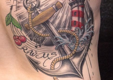 klassische new school taetowierung mit leuchtturm-und-anker motiv