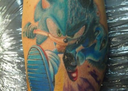 Farbige "Sonic - the Hedgehog" Tätowierungen wie diese bekommt man in der Inkerei, dem Tattoostudio in der Dresdner Neustadt.