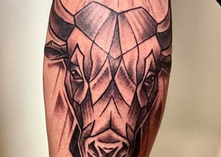 Stier/Geometrie Tätowierung
