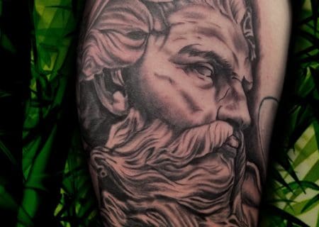 realistische Black & Grey Zeus Tätowierung
